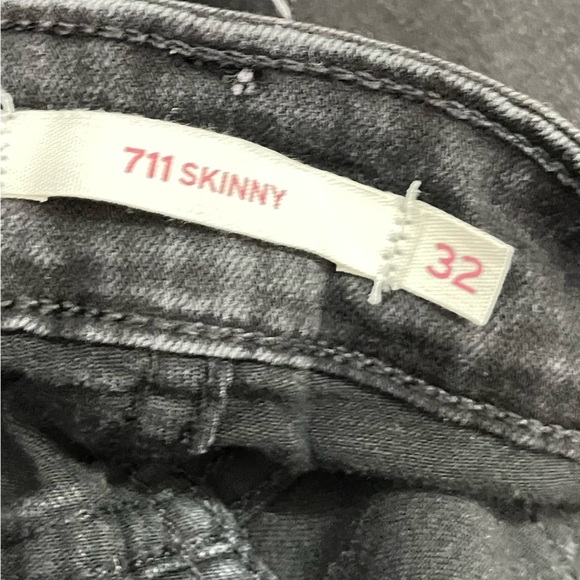 *Levi's 711 Skinny Women's Black  Distressed Jeans Sz W32/L30 - Picture 13 of 13
